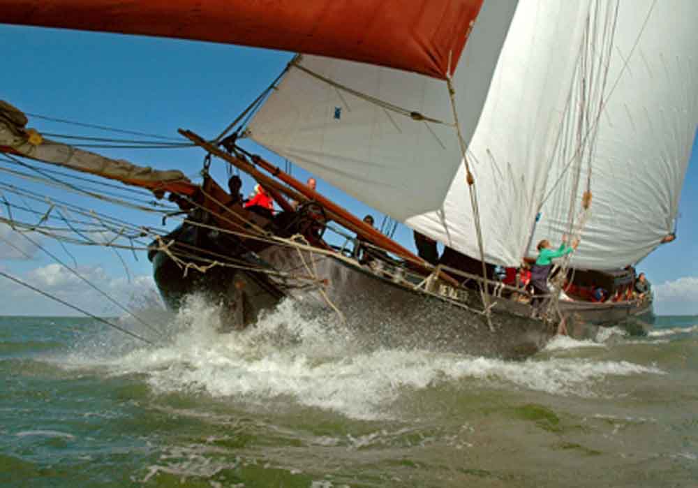 Bij een stevige bries is De Vlieter in haar element Bij een stevige bries is De Vlieter in haar element